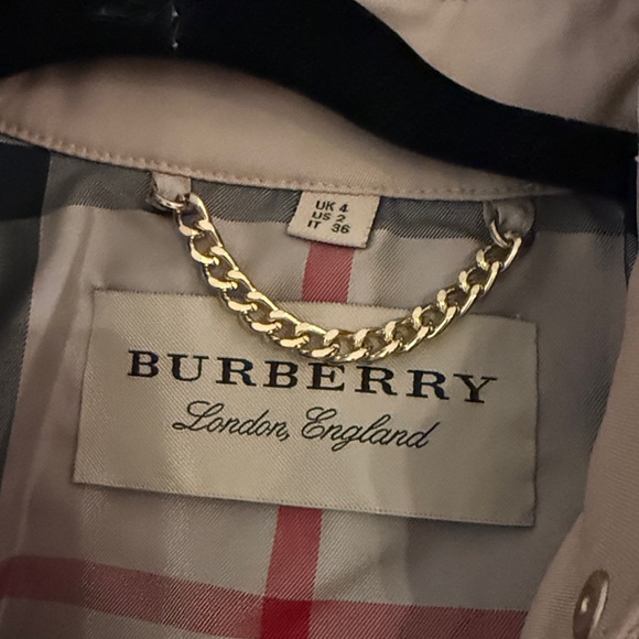 EUC flawless Burberry trench size 2 - Picture 2 of 10